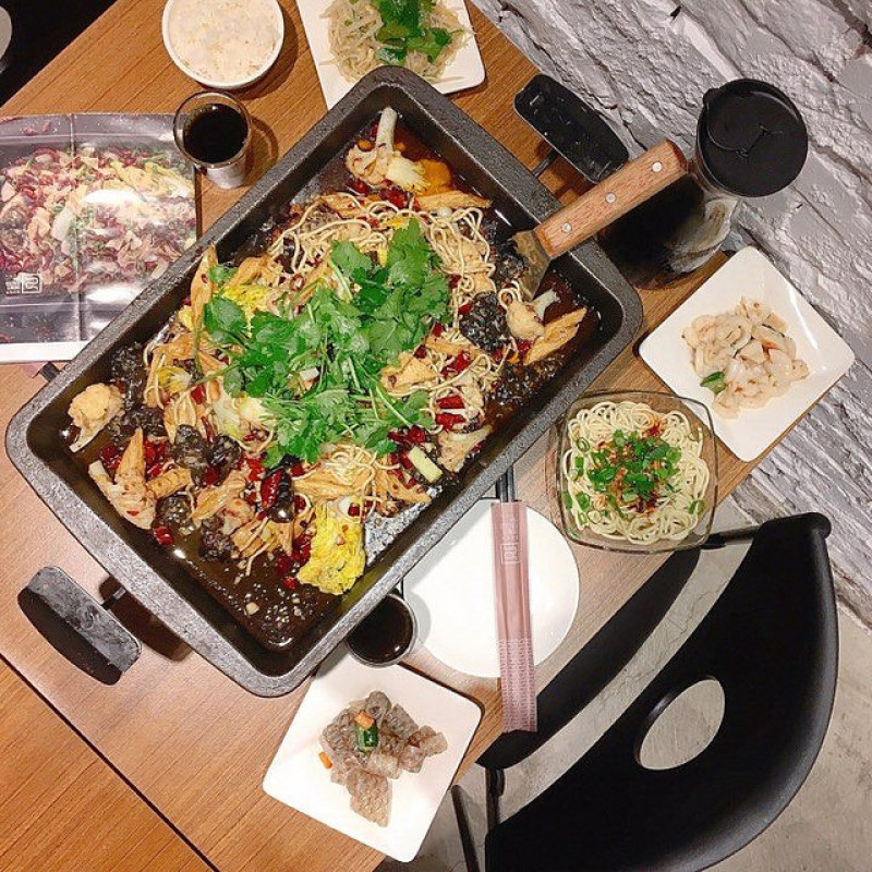 【台中西區 -  城裡城外巫山烤魚 】活魚料理推薦║四川道地烤魚在美村路上飄香！原汁原味引進台灣！現點現醃現烤！愛吃辣的你可千萬別錯過啦！