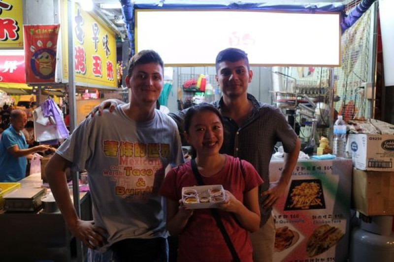 高雄鼓山區=<試吃>薯條的世界 Taco&Burrito~外國老闆炸上一份份美味薯條佐上美味醬汁~阿!享受=