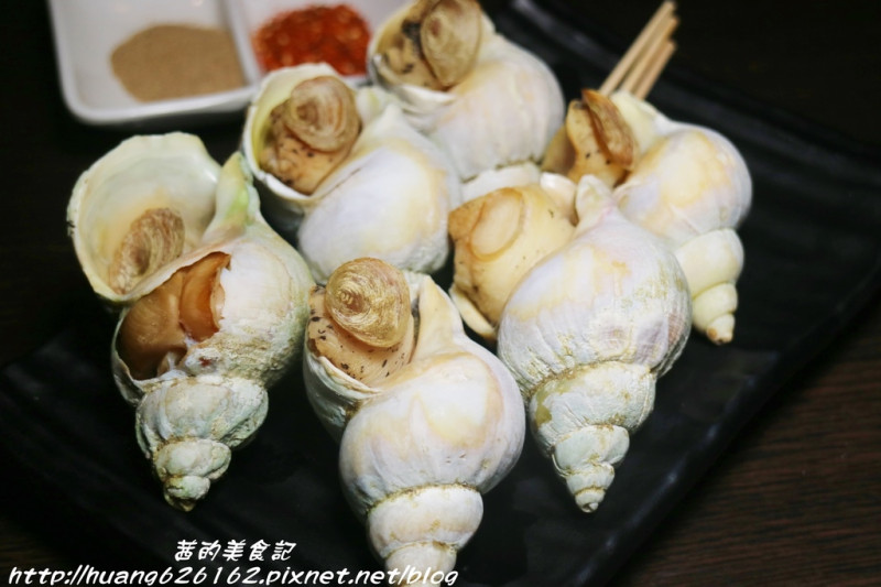 【新北新莊區 】新莊平價燒烤『大蚵卡蠔海鮮燒烤』 加拿大翡翠螺/啤酒蝦/低脂海鮮香腸/黃魚一夜干/蒜頭雞湯/近新月橋/新莊夜市 聚餐好去處~