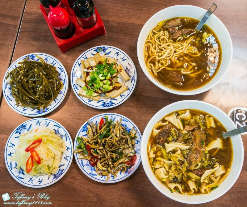 台北市萬華區萬年大樓老山東牛肉麵店(附菜單)/米其林必比登推薦70年老店/大推小菜跟水餃好吃