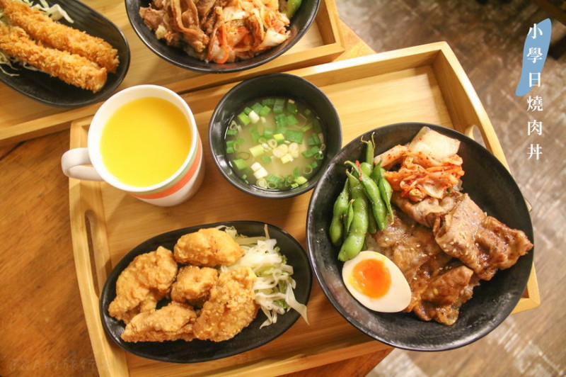 小學日燒肉丼 上課了！在教室裡吃燒肉丼只要99元，還有味噌湯、茶飲喝到飽