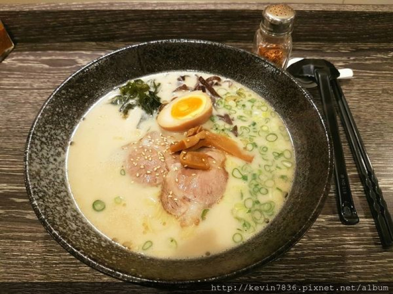 粋日式拉麵專門店迷你小拉麵店，藏著高Cp值價格也非常親切，充滿濃濃日式風格喲…