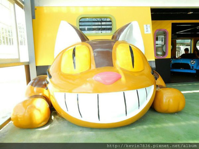 桃園阿貓咖啡龍貓公車與隔壁好逛可愛之小市集，來到這裡心情也會變得很童真喲…因為，一切都太可愛囉…