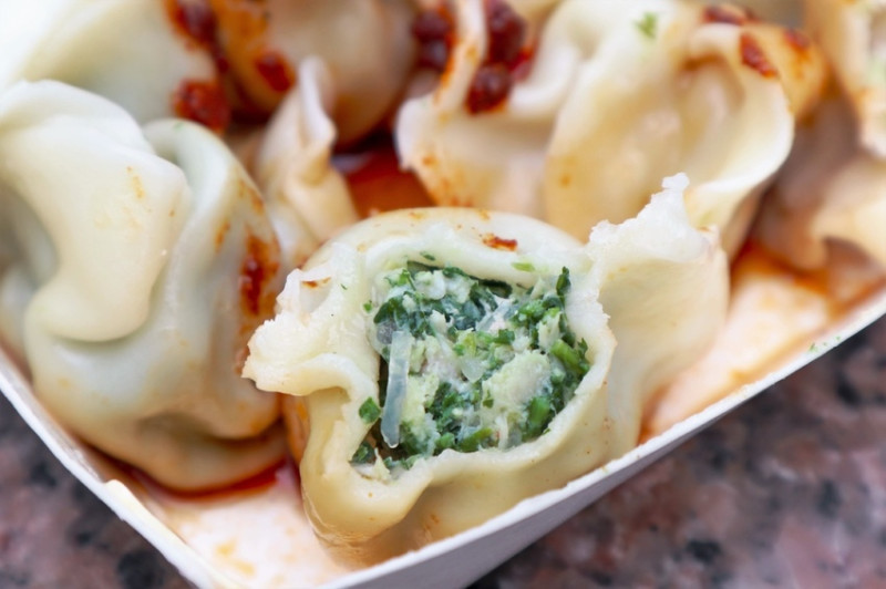 家鄉味水餃。雙連上班族激推排隊午餐，淡淡野味薺菜水餃佐上秘製花椒辣椒醬，大陸闆娘的家鄉味（台北中山）