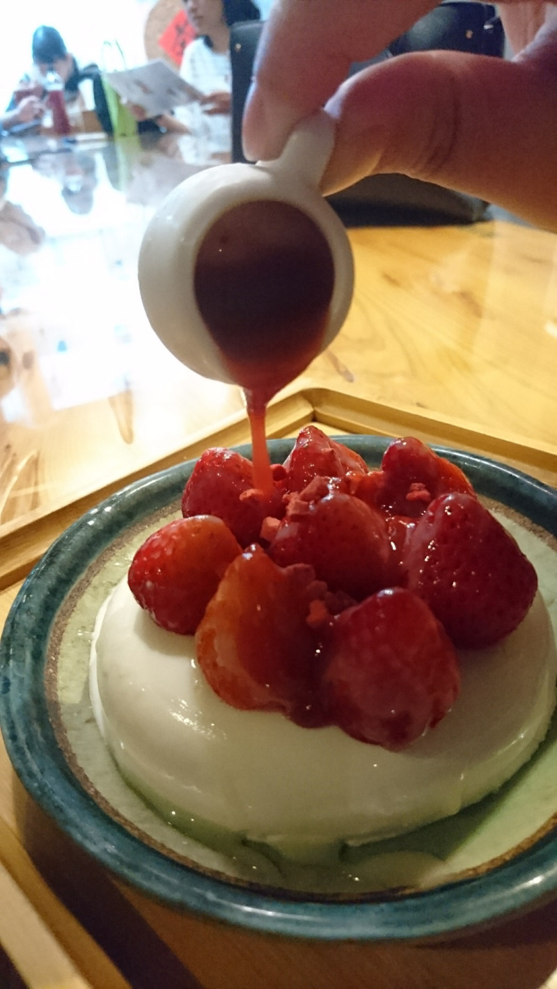高雄~東門茶樓~瑞豐夜市旁的手作冰品店~超推甜心圈草莓奶酪~幸福的滋味~              