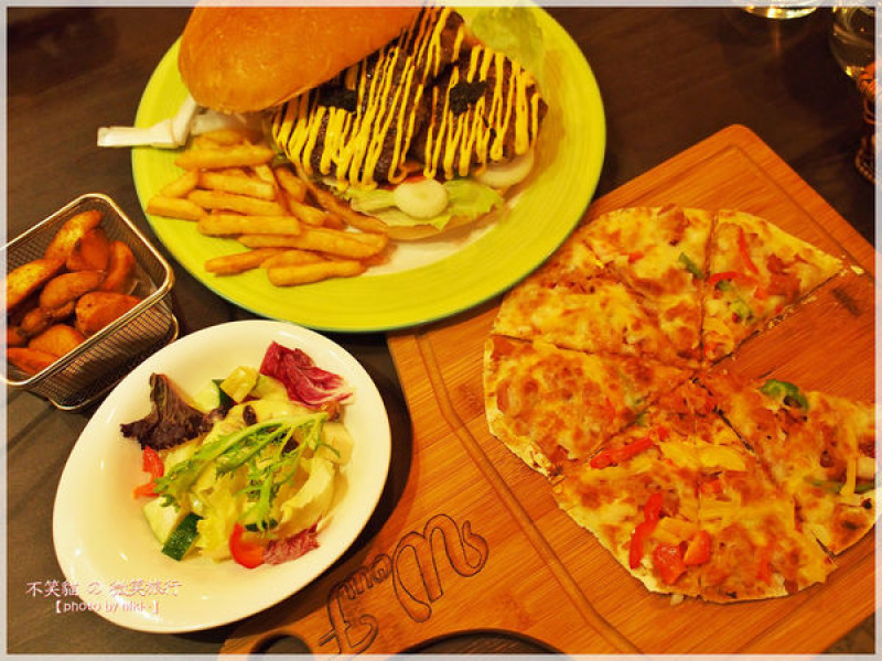 【高雄_新興】無法一手掌握_比臉還要大的巨人漢堡_Wow.F 沃夫餐廚(遠百店)