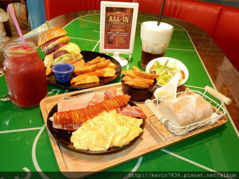 All-in[飽庫]早午餐果然名不虛傳喔!吃了漢堡後會讓人恩的好幾聲,並露出幸福的表情(此篇有附上晚餐連結喔),一星期讓梅子跑兩次的餐點,果真就是美味啦!!
