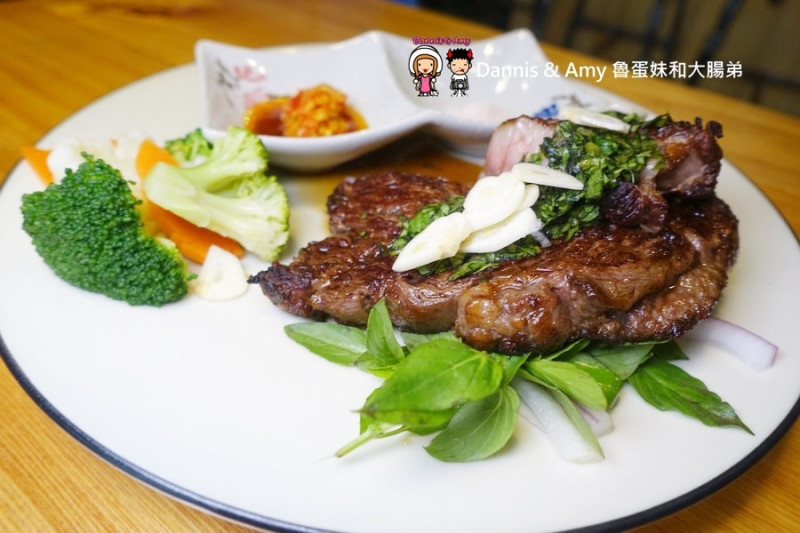 《新竹好吃南寮美食》失落沙洲主題餐廳-鎖住肉汁的窯烤牛排x脆皮德國豬腳ｘ彩虹冰沙︱近南寮漁港17公里海岸線（附影片）