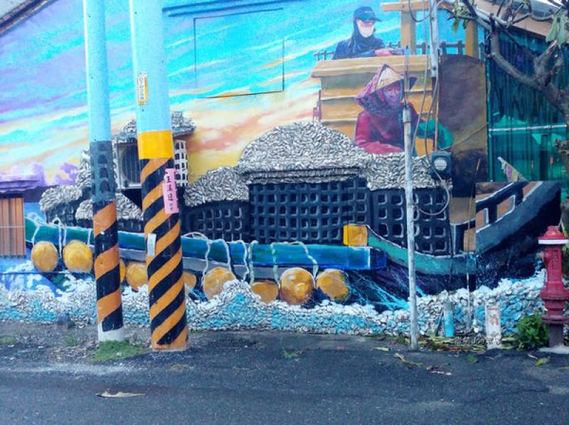 結合當地蚵殼，雲林龍台宮附近的彩繪讓人超吃驚。