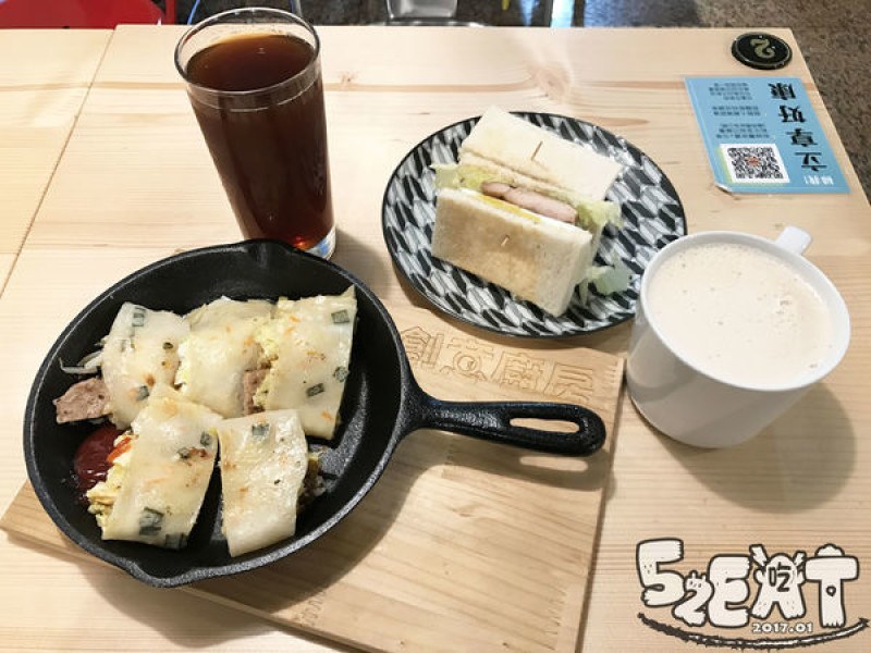 台中西屯美食早餐》創意廚房菜單價位大公開！美味健康的小確幸現正熱夯中~台中逢甲夜市必吃美食小吃餐廳推薦。