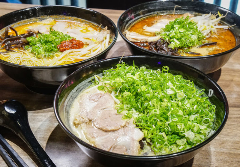 [高雄]大海拉麵-超爆量青蔥滿滿豚骨拉麵!自熬不油膩博多風豚骨湯頭 - 美食好芃友