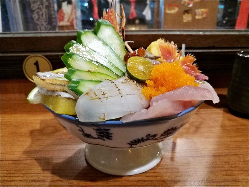 [台中] 信兵衛手做丼飯壽司 中華夜市成功路日本料理 汽油桶高腳椅有野台風