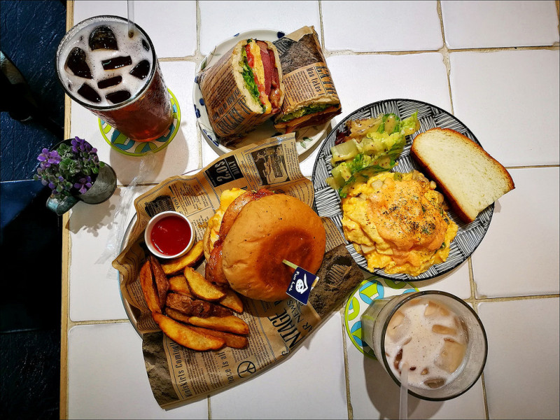 [台中] Fun Lab食艷室 台中早午餐推薦 餐點好吃不貴店外玻璃有翅膀好拍照