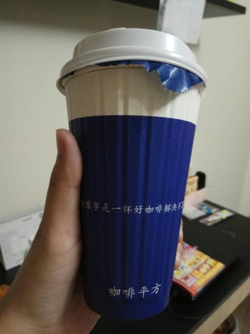 高雄新興區=<食>咖啡平方自立店~以中杯價格買到大杯飲品，替你的冬天暖暖心=