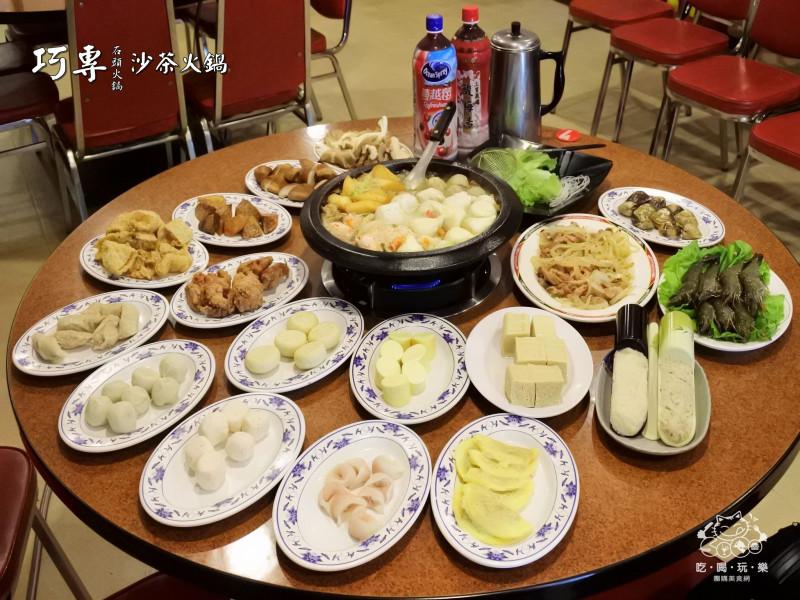《美食推薦》【桃園】巧專石頭沙茶火鍋(原專一火鍋)。桃園市政府周邊美食 桃園超人氣石頭火鍋 傳承40年老字號古早味 在地人口耳相傳的好味道 桃園必吃美食推薦(文末贈獎)