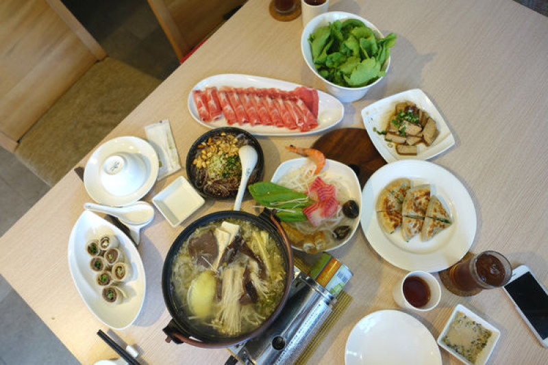 老舅的家鄉味(台北店)‧沒揪到團也能吃的個人版酸菜白肉鍋~咕溜酸辣涼粉和皮酥內軟的蔥油餅好吃!!!