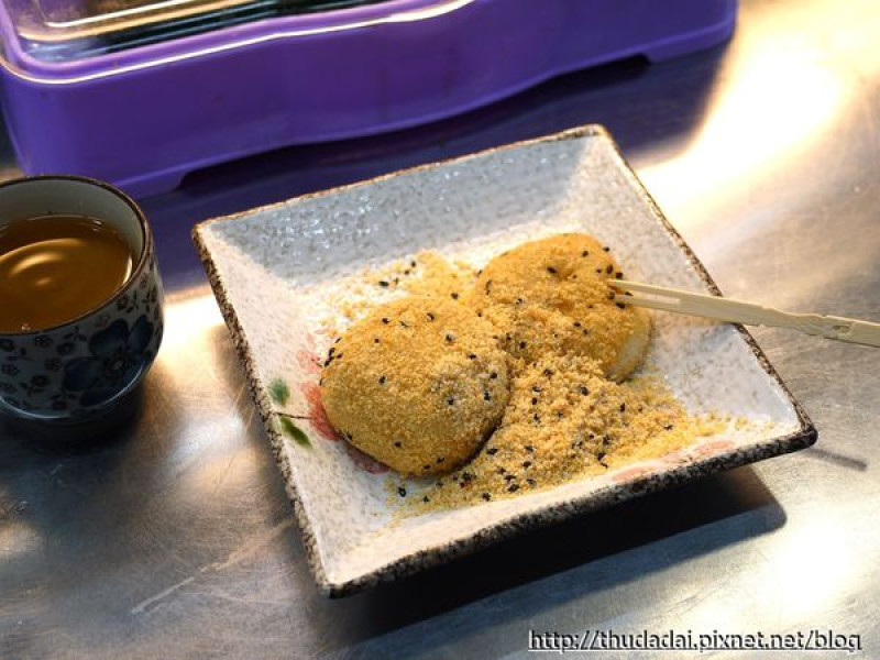 [掃攤食記] 新北瑞芳－美食廣場吃喝趣上集 (阿霞龍鳳腿、姊妹營養三明治、阿伯老店熱油麻糬)