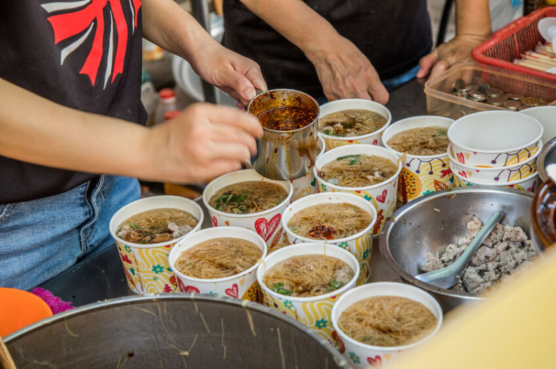 台中市西區一開攤就大排隊！一週就只賣四天的腸蚵肉焿手工麵線老攤