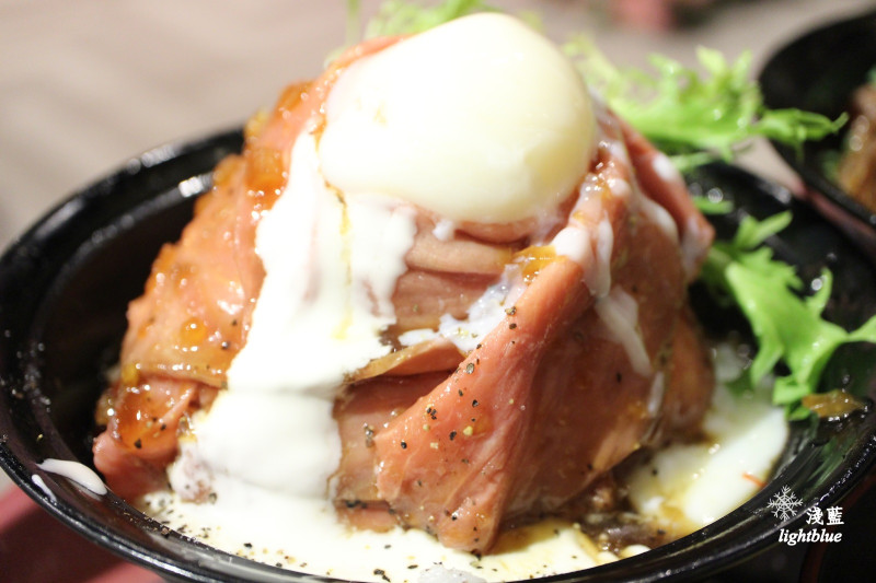 [ 台北101/世貿站美食]  淺藍 × 牛角次男坊～堆得跟小山一樣高，滿滿的肉肉肉