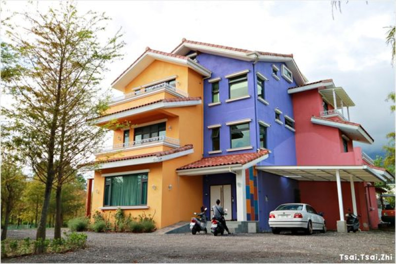 [花蓮住宿]臉都綠了私人會館(卡好民宿二館)|時尚米蘭、狂想地中海、土耳其樹屋、穀倉樂園、摩洛哥王室、星空雙人房、國王的密室|伶老師的鬼斧神工民宿(近花蓮車站)