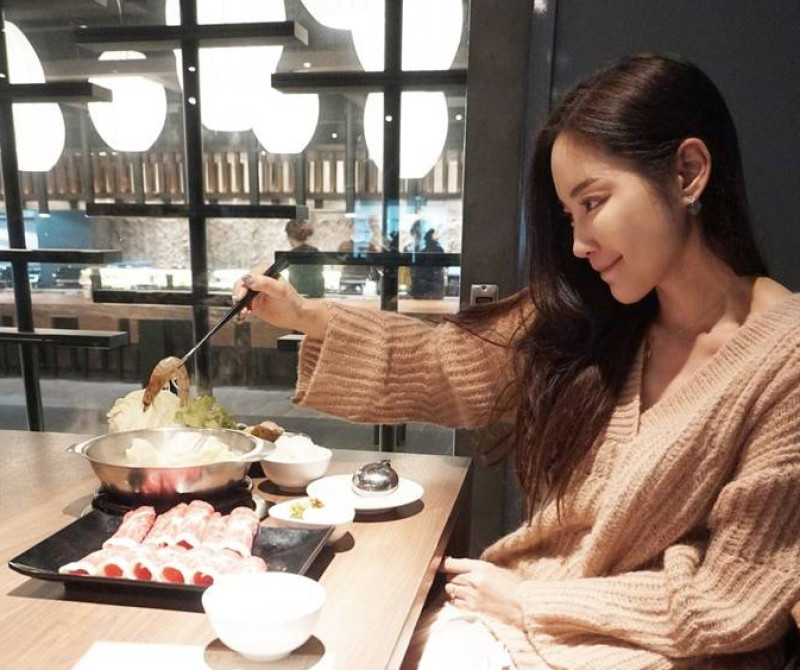 台北西門捷運美食推薦 〈打狗霸．TAKAO 1972〉北部之最禪意裝潢霸氣登場 半自助式免服務費 高CP值挑戰市場低價! (PaPa Whale hote飯店住客下樓美食!早午餐/晚餐/消夜!立吞鍋物