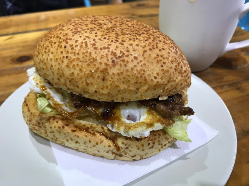 [食記] 新竹 Yoshi有樹早餐。香煎豬肉堡。吃一口就能體會為何總是大排長龍!
