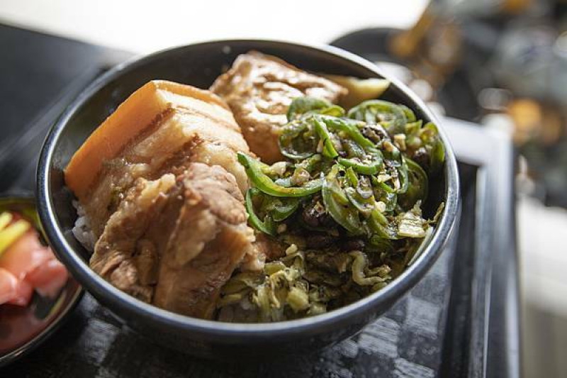 花蓮在地好夥伴 - 每一口都要用特製辣椒配好配滿的滷大夫新城爌肉飯