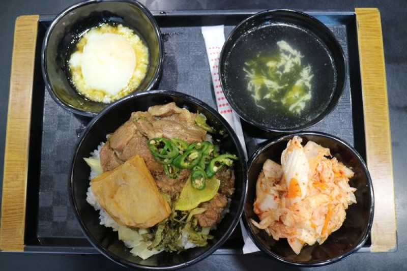 花蓮市=<食>滷大夫新城爌肉飯~蛋液+泡菜+滷汁=超級對味的啦=