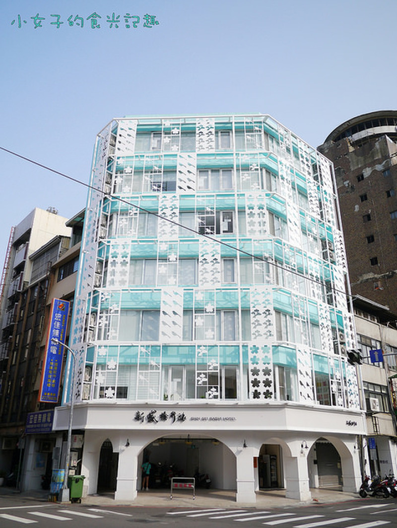 ☞【台中 中區】新盛橋行旅～台中火車站前住宿，就連夜晚都能感受到一盞盞明亮的燈光照耀著，探出窗外即能眺望綠川！！