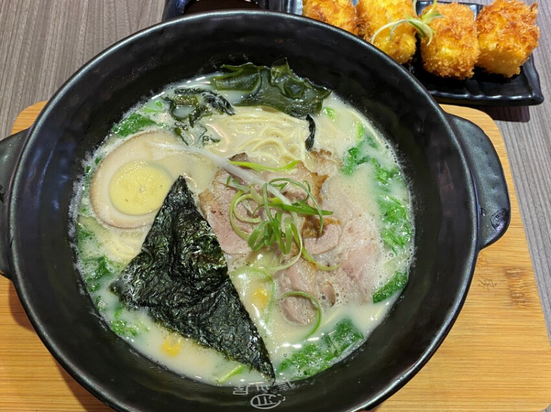 【台中 拉麵】信川屋拉麵，不油不膩的拉麵湯頭與手工製麵速配達成！