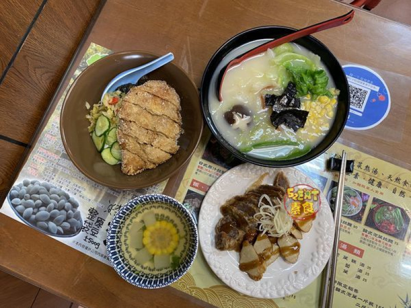台中西屯素蔬食》頤品素食拉麵菜單價位大公開～多元化拉麵湯頭素食朋友的新選擇！台中漢口路必吃美食小吃餐廳推薦。
