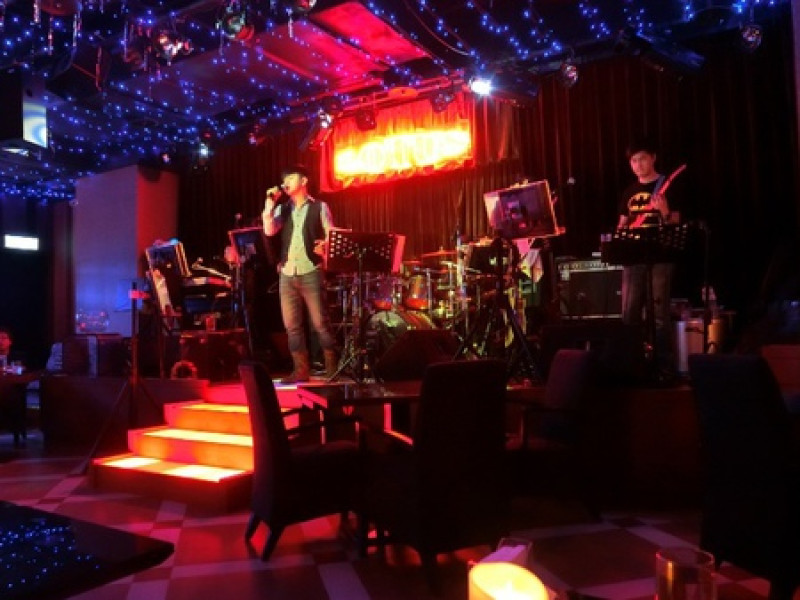 【推薦台北信義區美食餐廳- LOTUS音樂餐廳 知名歌手現場演唱享受美食饗宴 台北好吃音樂餐廳】食尚小咪 ♥康和期貨李貞儀