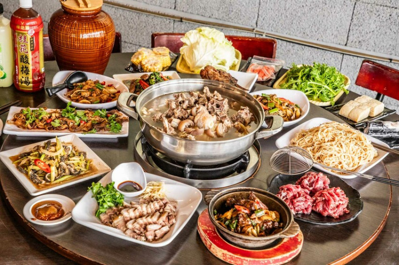 桃園市桃園區阿忠溫體羊肉店｜新鮮直達餐桌！任點無雷快炒有夠強，在地人私藏最好吃溫體羊肉爐老店