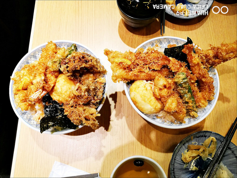 [台中] 金子半之助台中新光三越店 第一口趁熱吃吃還不錯但會越吃越膩 需要柚香雪酪神救援