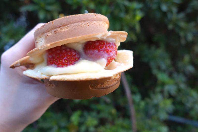 阿囉哈車輪餅‧草莓奶油大舉衝出的爆餡脆皮紅豆餅，士林夜市裡不太銅板價的新秀!!!