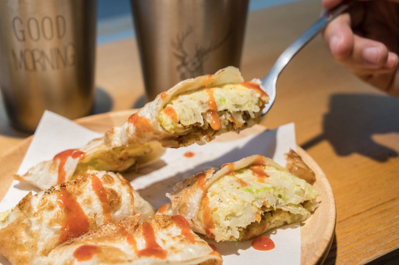 蘆洲文青風日式早午餐｜貳仁 炭烤吐司販売 蛋餅控一定要收藏的爆料塔香菇菇蛋餅、炭烤吐司專賣店、捷運三民高中站美食、蘆洲早餐推薦、內有菜單menu