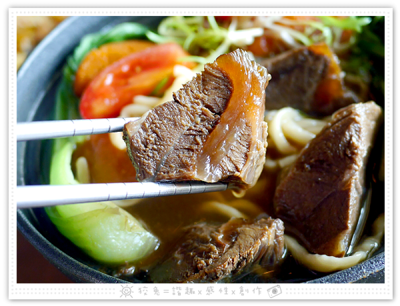 [高雄食記] Aqua Kiss 水吻3.0美術館店~寵物友善餐廳！六吋的披薩千層塔&精燉牛肉麵&辣味炸雞翅&招牌花生冰沙！