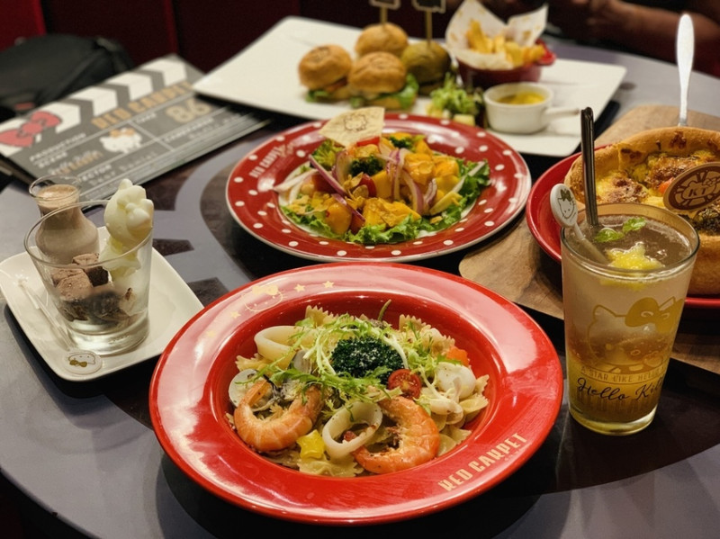 林口三井主題餐廳推薦~"Hello Kitty Red Carpet"夏季輕食雙人套餐,從視覺開始攻佔您的味蕾,快前往和KT來場浪漫約會吧!!