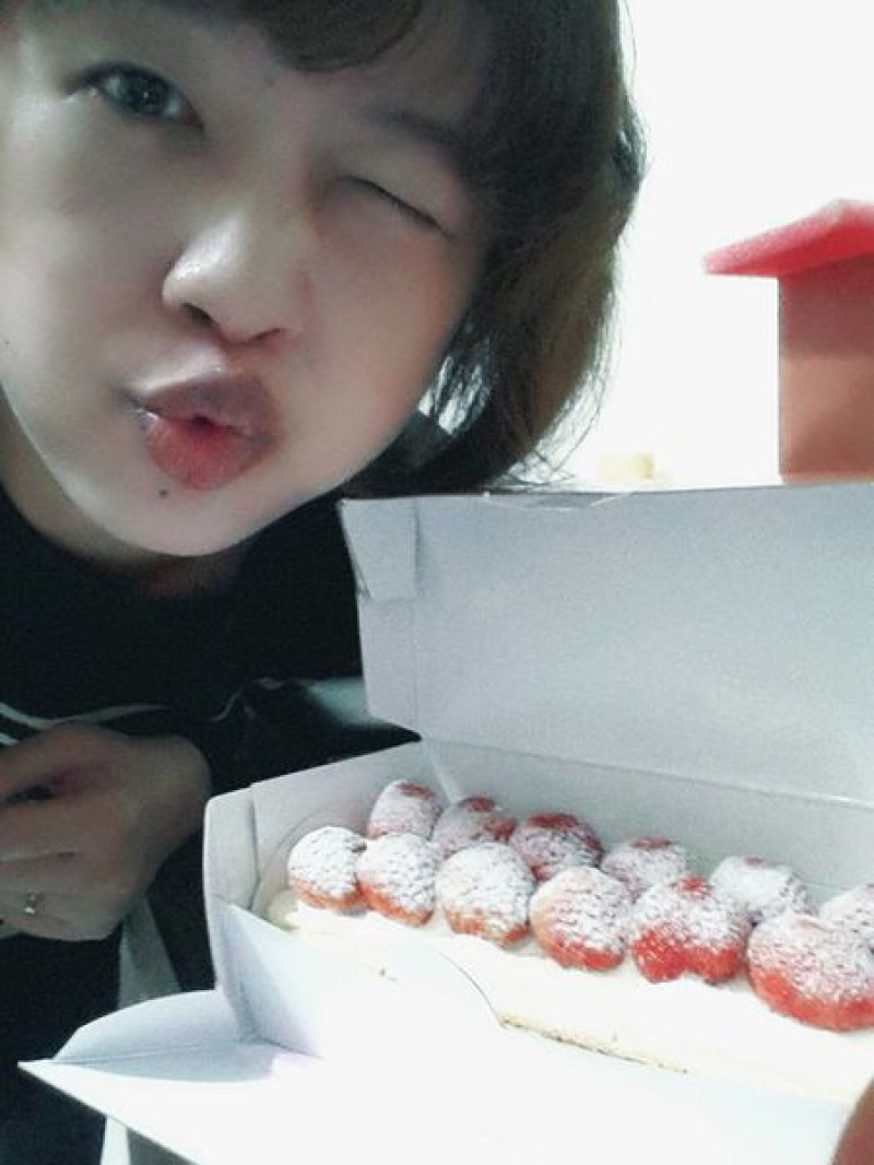 高雄前金區=<食>新巧屋蛋糕-香草草莓爆多蛋糕~少女吃完一整條也不嫌膩，料多扎實完全無敵的草莓蛋糕=