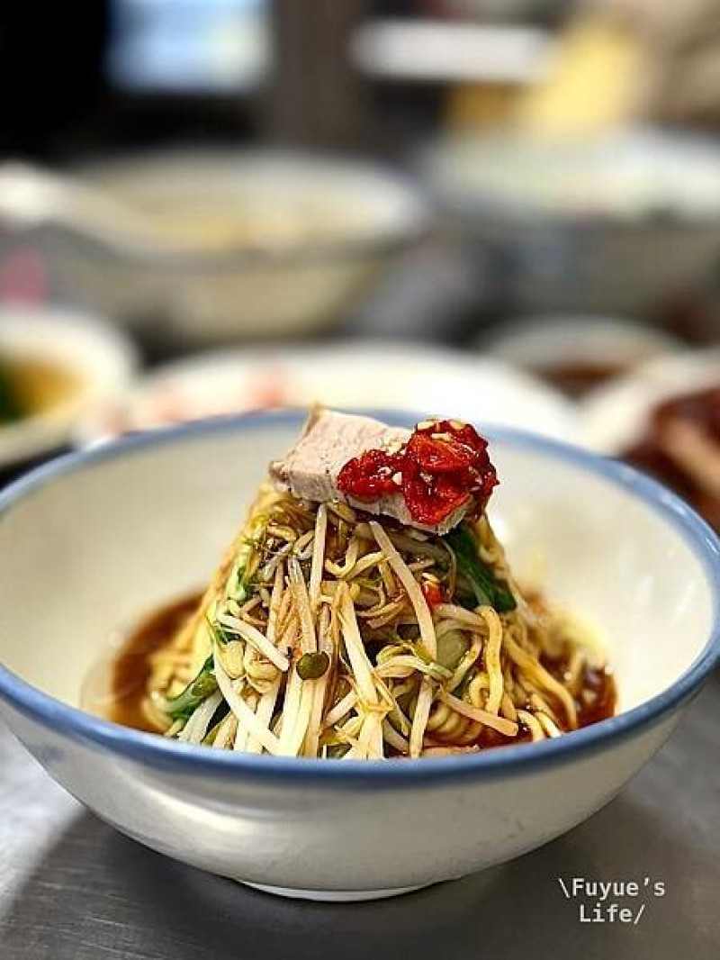 |台北中山‧小吃| 大直少見的古早味這裡有《台發切仔麵》必點煙燻玉米雞.捷運大直站美食