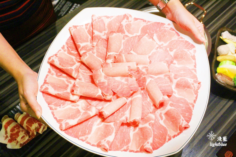 [ 世貿101站/信義安和站美食 ] 淺藍 × 丰明殿御皇鍋物信義殿～超高cp值！比鍋大的肉盤加明治冰淇淋吃到飽不到400，開鍋送肉打卡送甜不辣