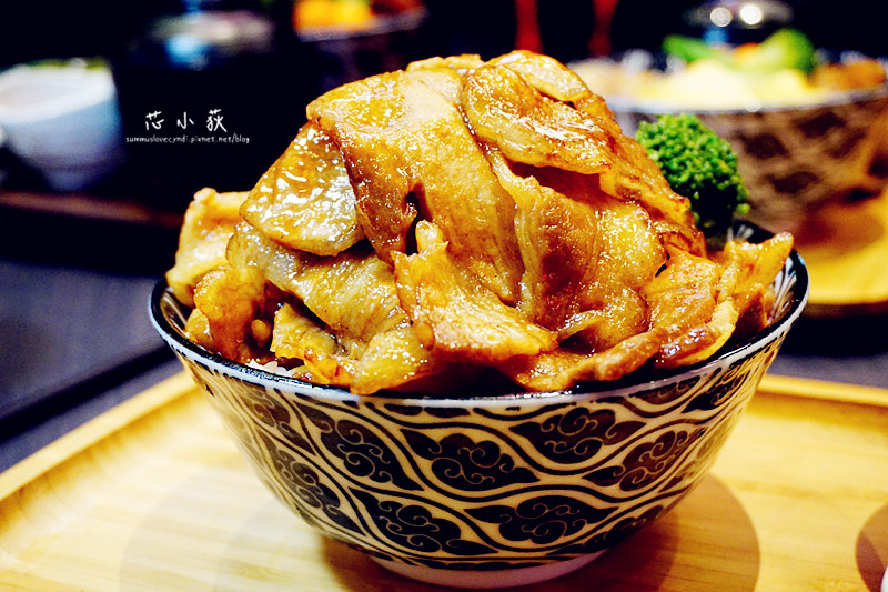 開丼 燒肉vs丼飯(秀泰站前店)。全台人氣第一名的燒肉丼飯，地表最強的燒肉丼，肉肉疊超高的燒肉丼飯，就是要大口吃肉大大享受!