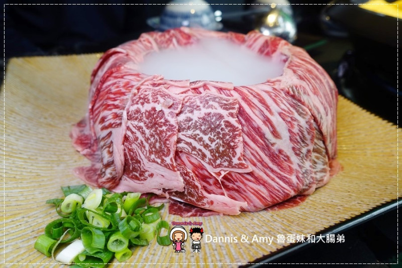 《新竹新莊車站餐廳推薦》美侯王石頭麻辣火鍋。原味石頭鍋。大滿足大肉盤。現煎手工蛋餃。仙境牛肉︱菜單價位。營業時間~平價好吃美食（貪吃影片）