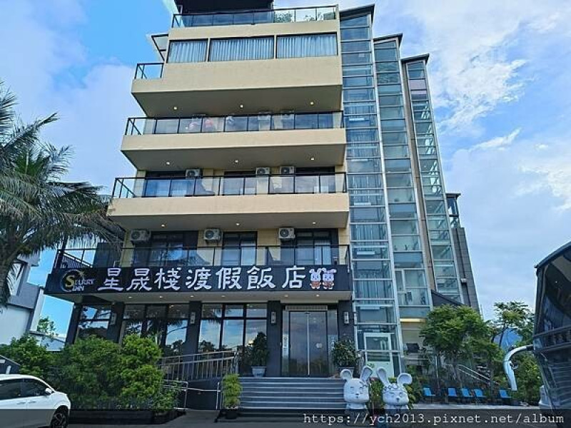 花蓮新城住宿推薦／星晟棧渡假飯店，步行三分鐘即到新城火車站的友善住宿，背山面海超美景觀，上山或到海邊都方便