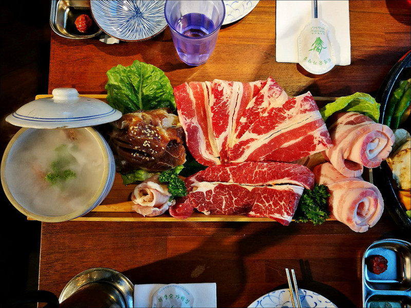 [台中] 滋滋咕嚕 台中藝人納豆開得韓國燒烤料理店 套餐份量多建議四個人吃