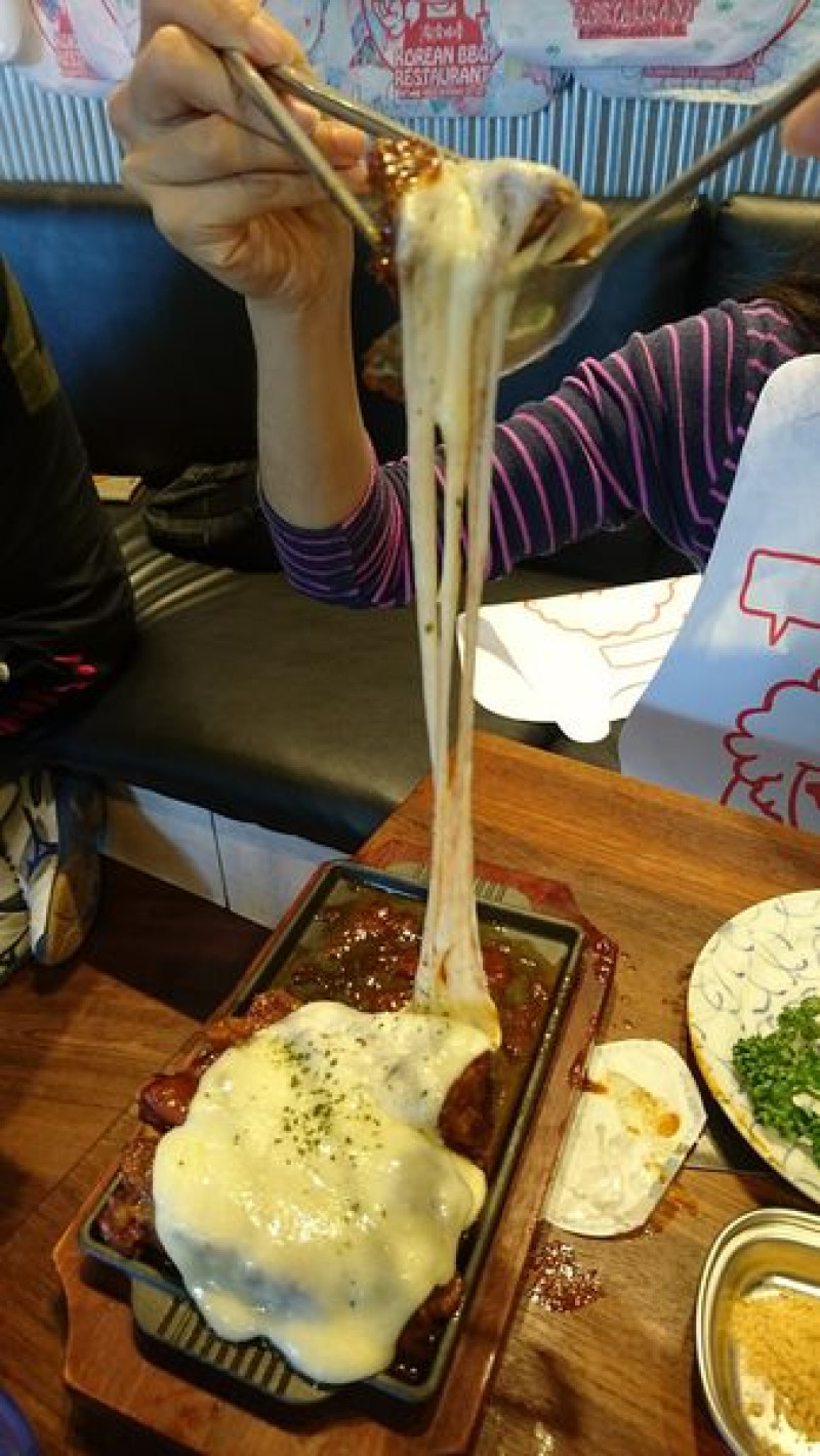 【台中】藝人開的韓式烤肉專賣店『滋滋咕嚕』，全程有帥哥店員幫烤(內含菜單、價位