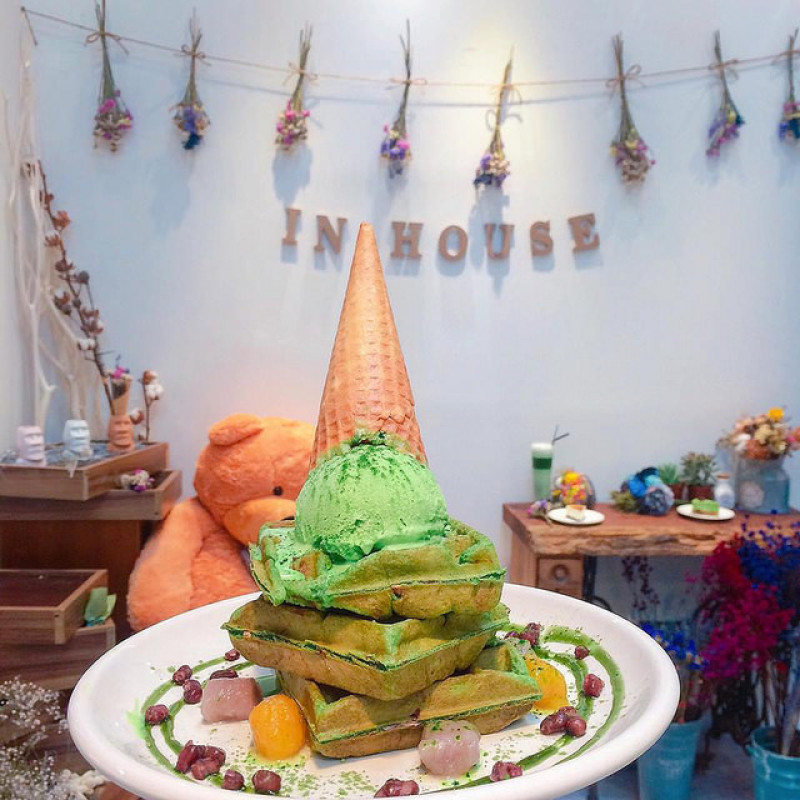 【台中義式餐廳 -  屋裡InHouse】健行路美食║ＩＧ打卡熱點，在美美的乾燥花氛圍下享用甜點下午茶，希望客人所吃的食物，就像回到家裡吃飯一樣安心與溫暖！