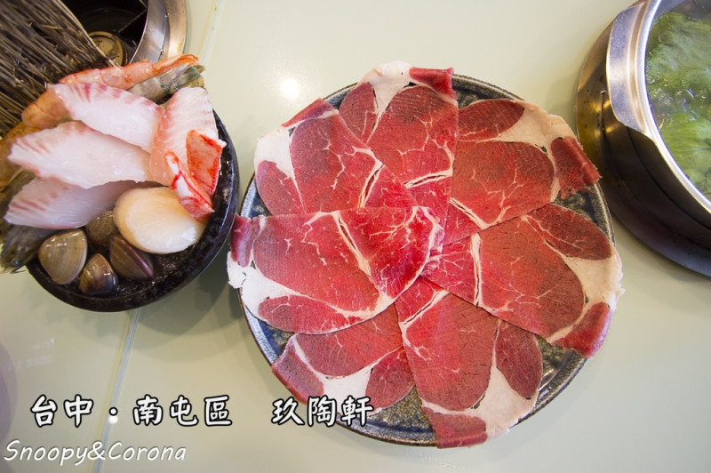 【吃喝．台中】南屯區玖陶軒火鍋～和風湯底鮮甜無負擔，海鮮、肉品新鮮，大推香菜皮蛋鍋