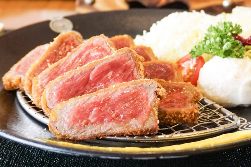 【台中 勝天牛カツ定食專門店。牛排也能一牛多吃／大胃的美食天堂／人氣排隊日式定食】西屯店