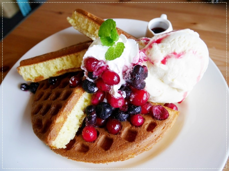 《新竹縣湖口餐廳》【尋路Café】當拉麵遇上咖啡。下午茶必備的野莓冰淇淋鬆餅︱大大景觀草皮適合親子~北湖火車站附近 （影片）
